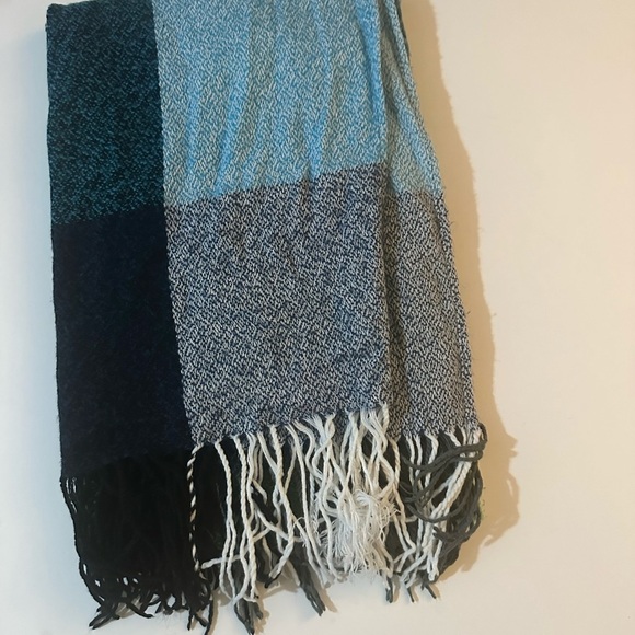 Elegant Green and Blue Checkered Scarf - Picture 2 of 2